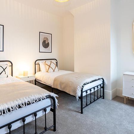 Stunning Scandi 3 Bed House In Manchester-Parking Exterior photo