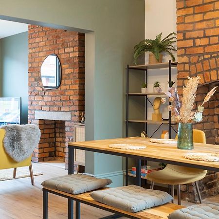 Stunning Scandi 3 Bed House In Manchester-Parking Exterior photo