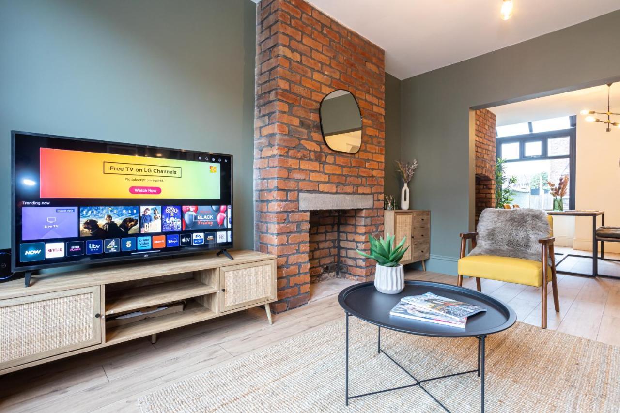 Stunning Scandi 3 Bed House In Manchester-Parking Exterior photo