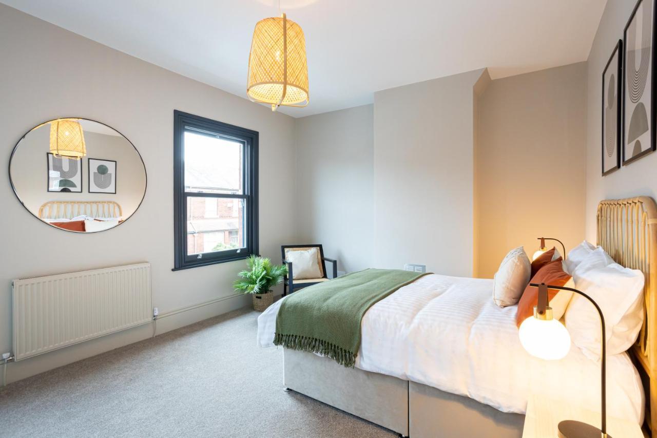 Stunning Scandi 3 Bed House In Manchester-Parking Exterior photo