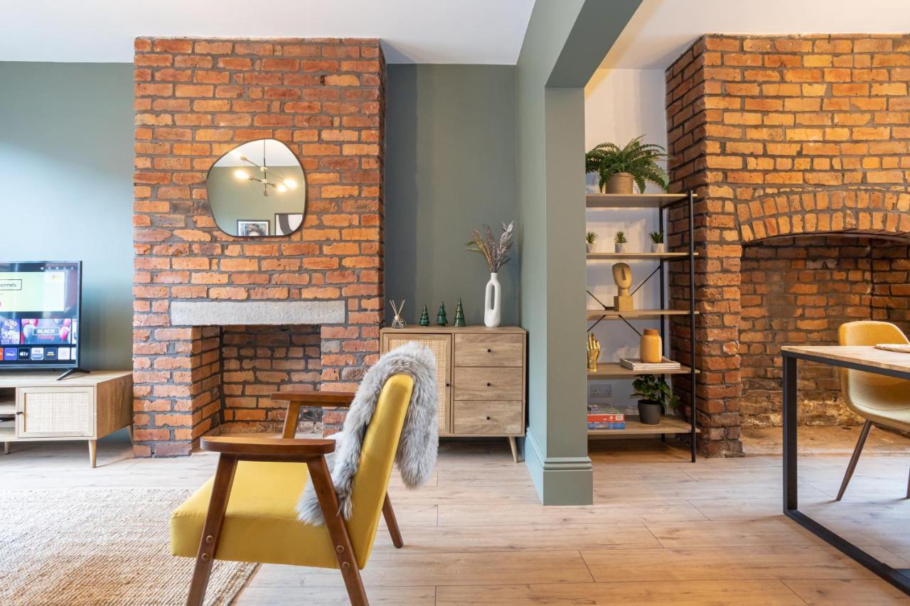 Stunning Scandi 3 Bed House In Manchester-Parking Exterior photo