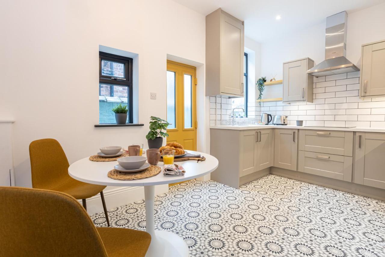 Stunning Scandi 3 Bed House In Manchester-Parking Exterior photo