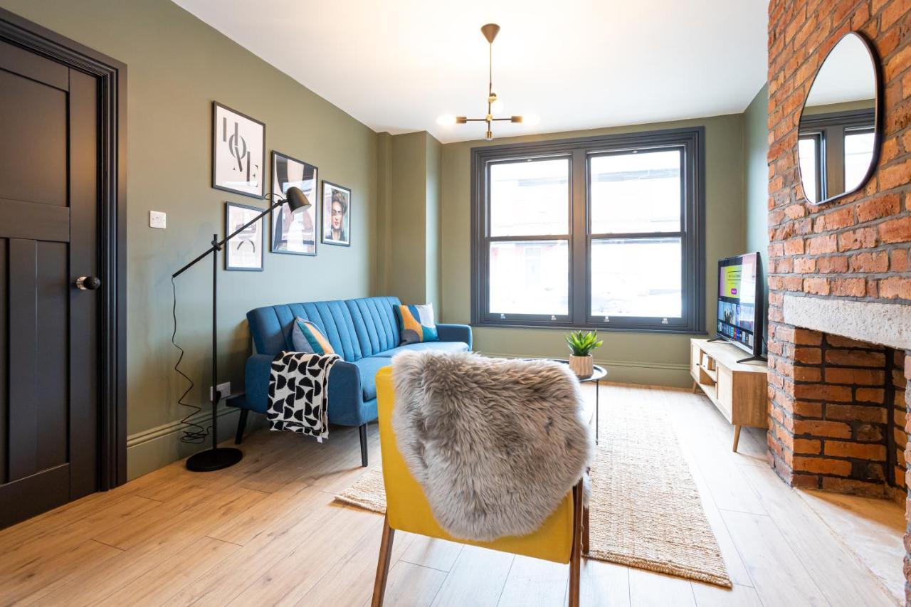 Stunning Scandi 3 Bed House In Manchester-Parking Exterior photo