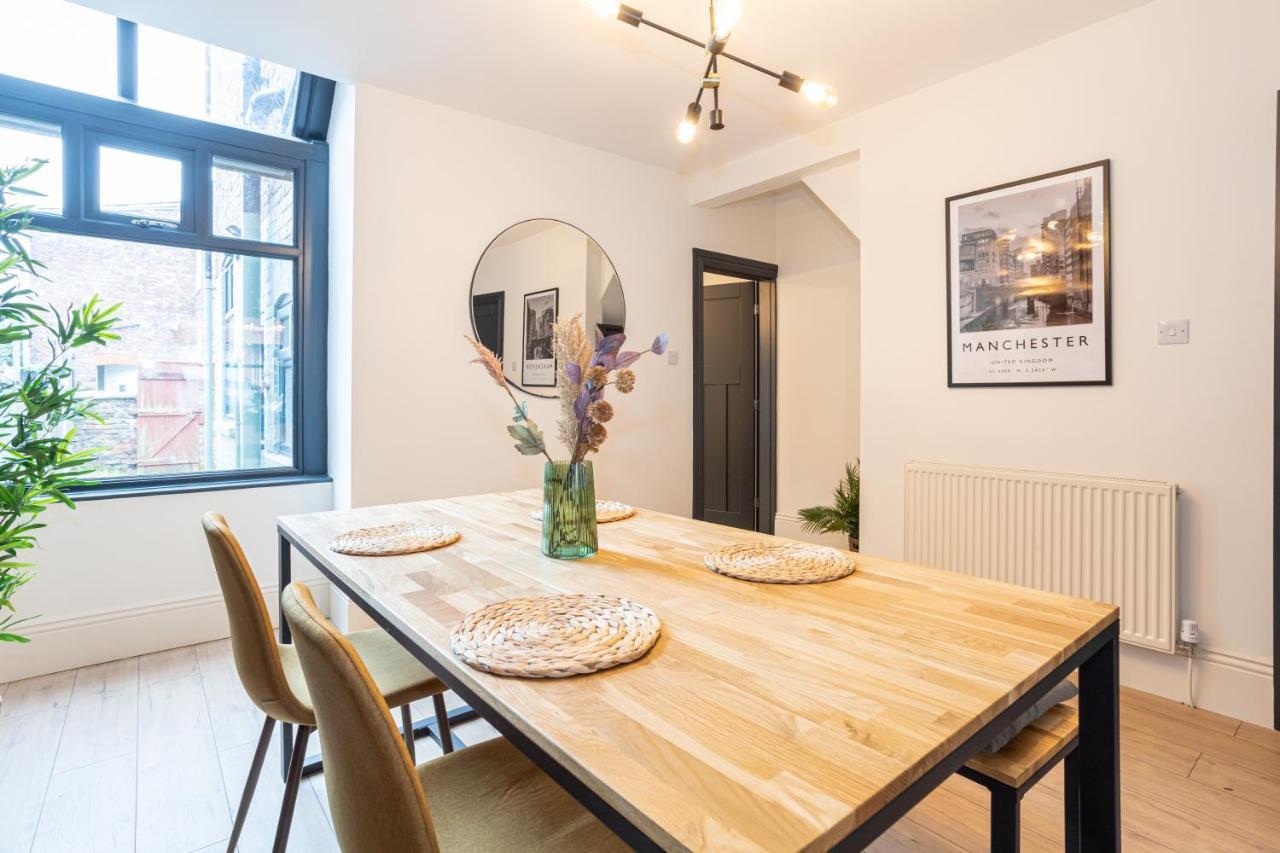 Stunning Scandi 3 Bed House In Manchester-Parking Exterior photo