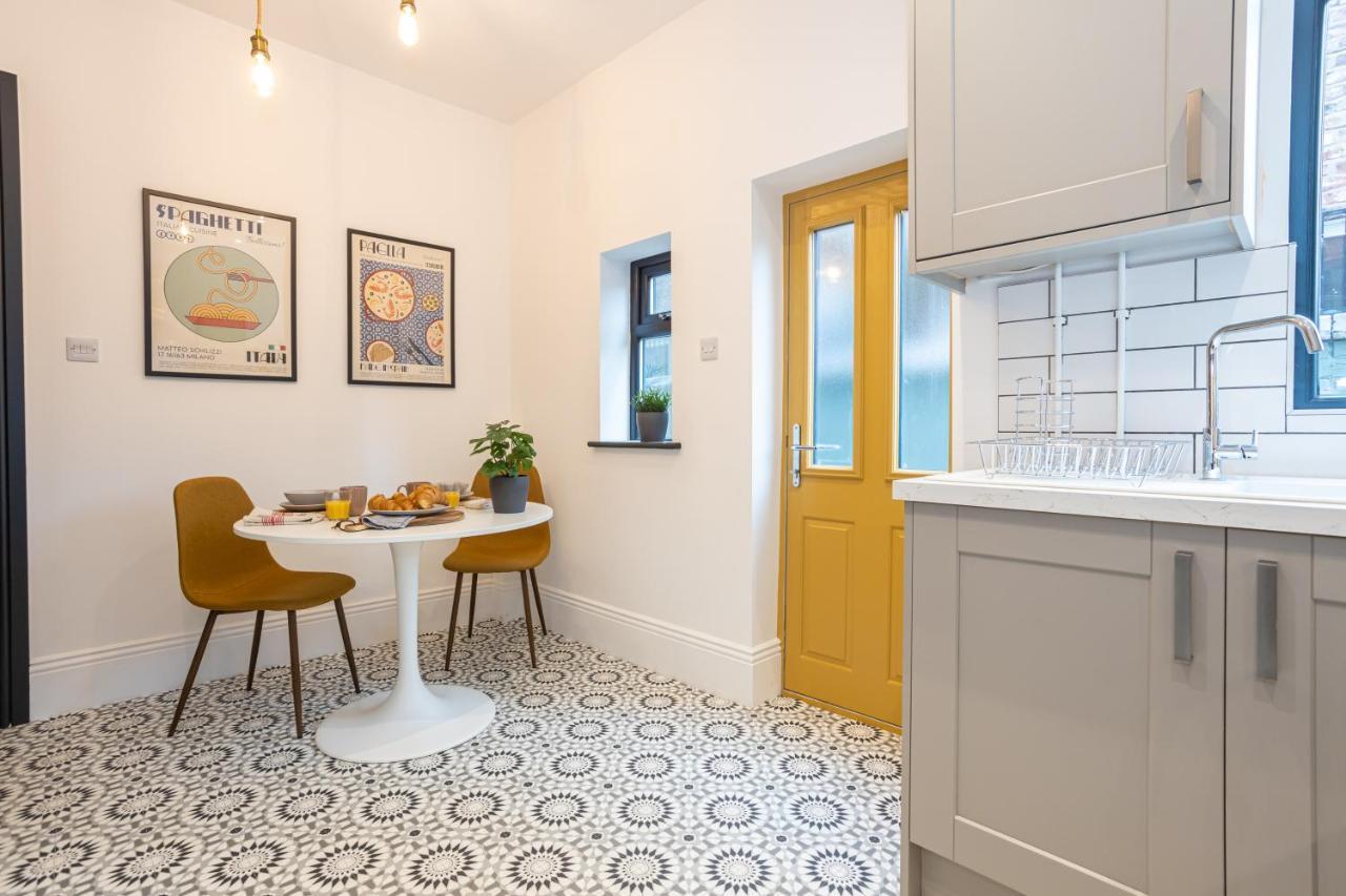 Stunning Scandi 3 Bed House In Manchester-Parking Exterior photo
