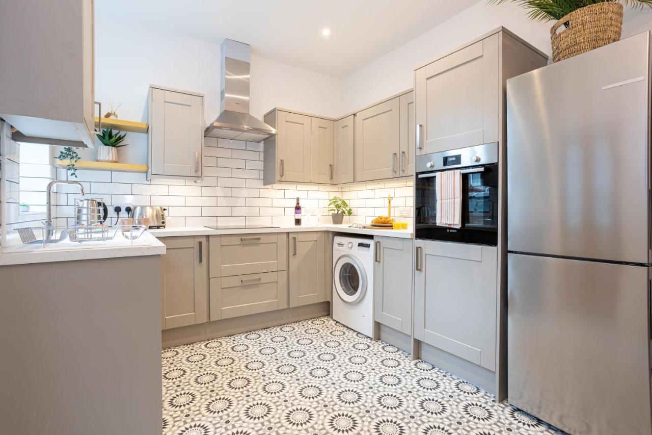 Stunning Scandi 3 Bed House In Manchester-Parking Exterior photo