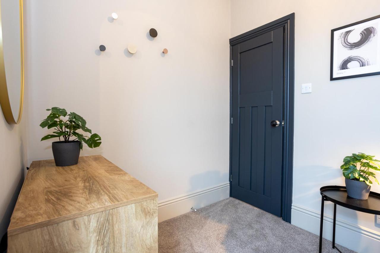 Stunning Scandi 3 Bed House In Manchester-Parking Exterior photo