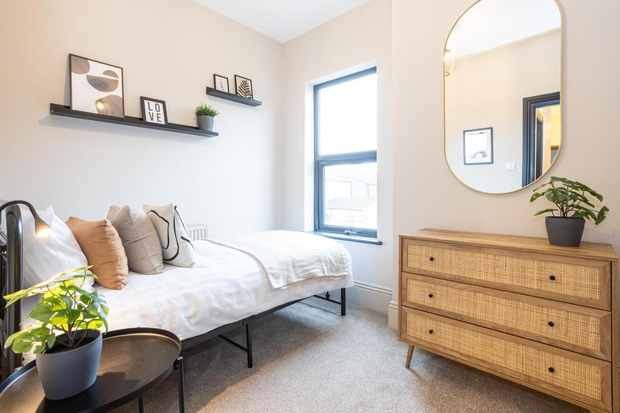 Stunning Scandi 3 Bed House In Manchester-Parking Exterior photo