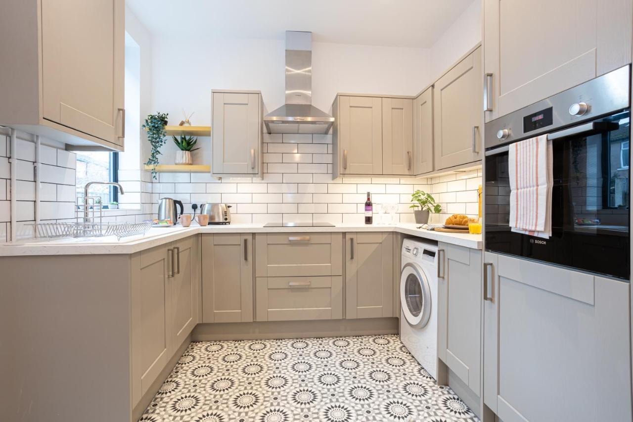 Stunning Scandi 3 Bed House In Manchester-Parking Exterior photo